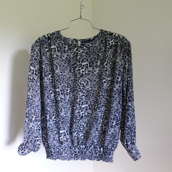 Vintage Snow Leopard Print Blouse with Shoulder Pads and Shirred Hem Size Large - Picture 6 of 6